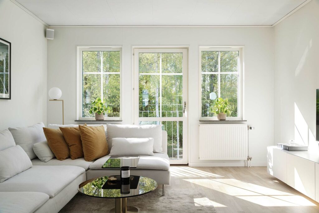 Bright living room with light laminate flooring | Dalton Flooring of Georgia